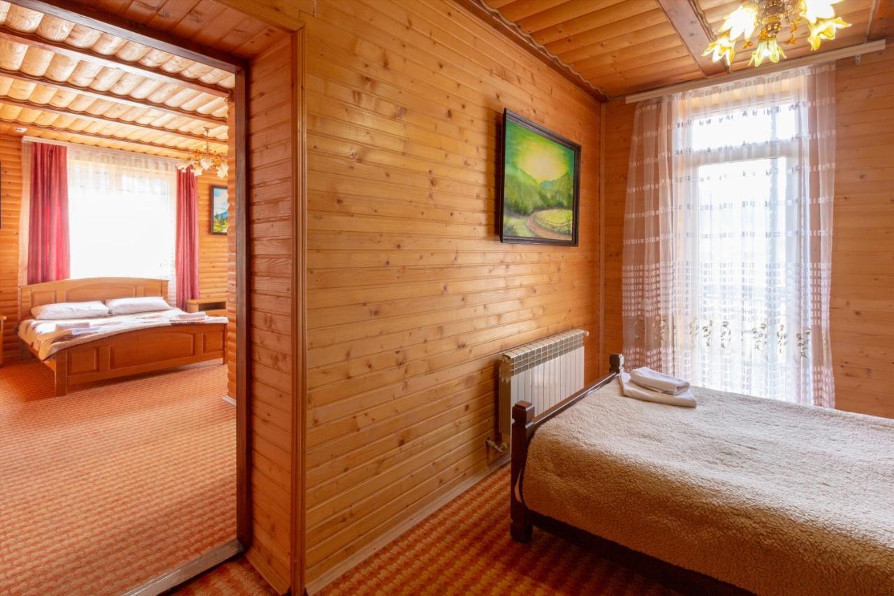 У Мар'Яни І Назара Hotel ยาเรมชา ภายนอก รูปภาพ