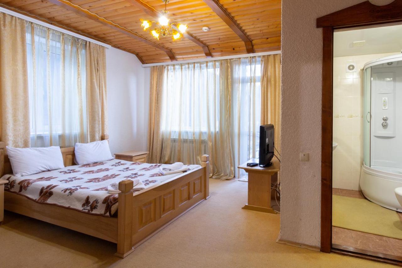 У Мар'Яни І Назара Hotel ยาเรมชา ภายนอก รูปภาพ
